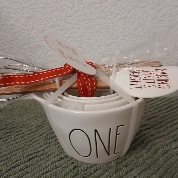 Rae Dunn holiday baking set measuring cups - Picture 4 of 4